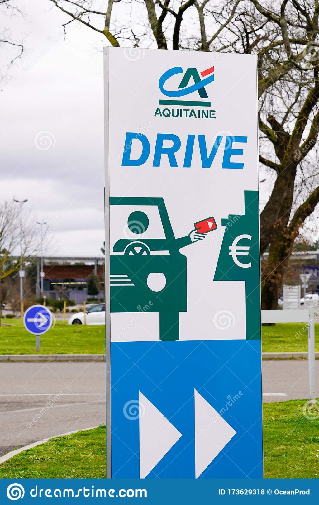 bordeaux-aquitaine-france-credit-agricole-car-drive-bank-atm-driving-logo-sign-office-shop-french-signage-service-173629318