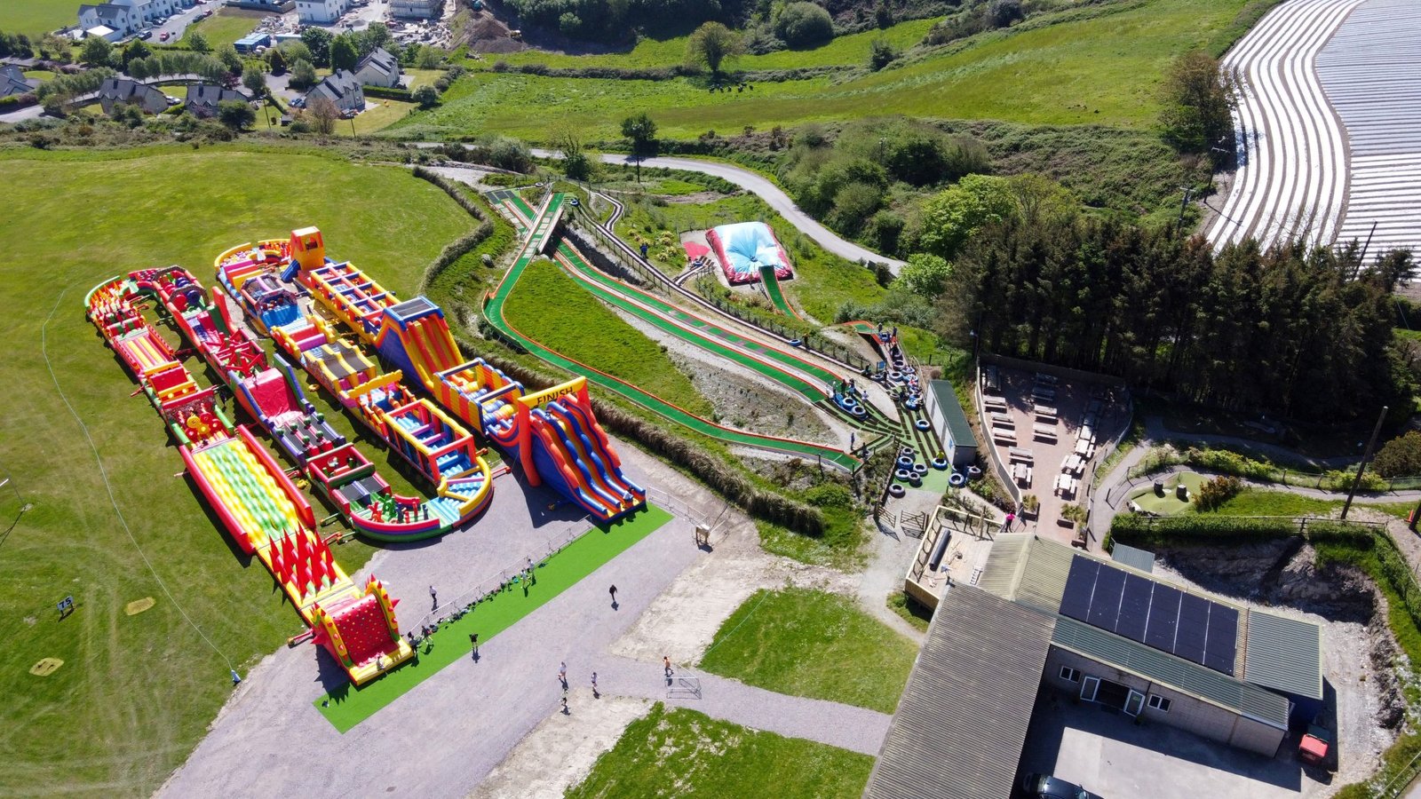 Rebel Rampage افتتاح منتزهًا ترفيهيًا ضخماً قابل للنفخ في الهواء الطلق ب West Cork ...